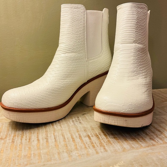 Pierre Dumas White Textured Ankle Booties - Picture 7 of 11